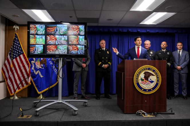 Bill Essayli, le procureur par intérim du district central de Californie, montrant sur l’écran des images générées par IA retrouvées dans l’ordinateur du suspect dans l’enquête des incendies meurtriers de janvier, à Los Angeles (Californie), le 8 octobre 2025. 