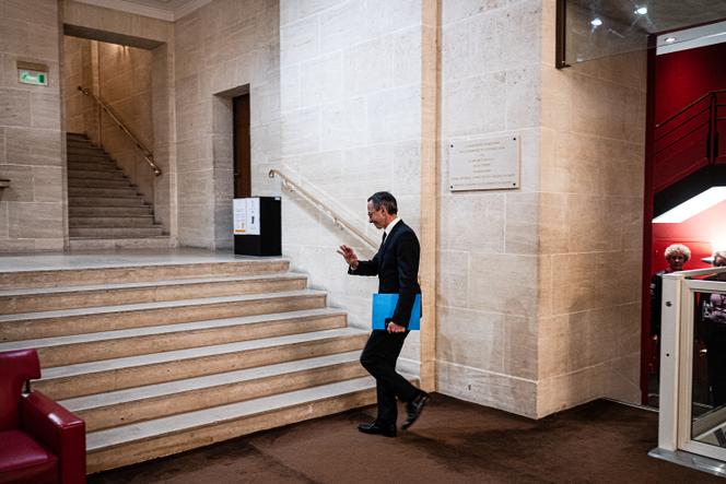 Le président du parti Les Républicains (LR), Bruno Retailleau, à sa sortie de la réunion du groupe parlementaire au Sénat, à Paris, le 7 octobre 2025.