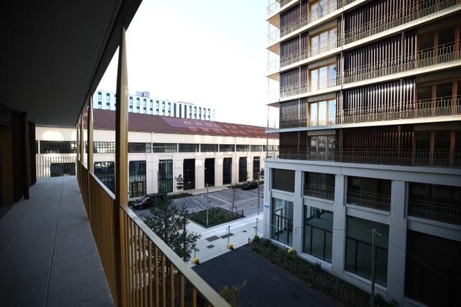 Une vue du Maxwell Hall (à gauche) depuis un appartement de l’ancien village des athlètes des Jeux Olympiques de Paris 2024, à Saint-Denis (Seine-Saint-Denis), le 28 novembre 2024.