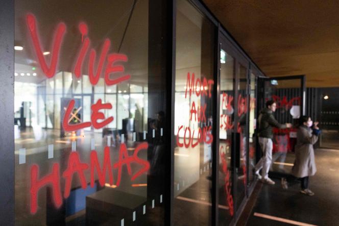 Les portes taguées de l’entrée de Sciences Po Strasbourg, le 8 octobre 2025.