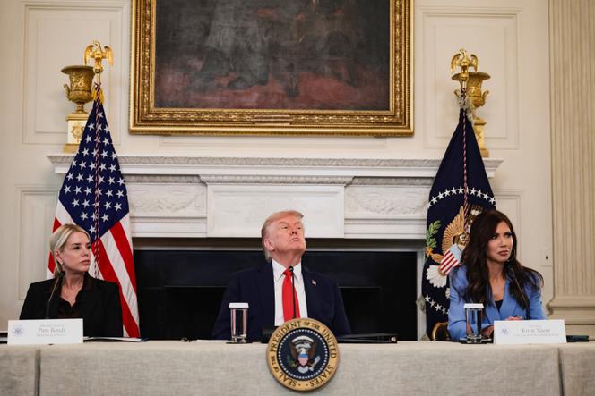 La ministre de la justice, Pam Bondi (à gauche), Donald Trump et la secrétaire à la sécurité intérieure, Kristi Noem, lors d’une table ronde sur le mouvement antifa à la Maison blanche, à Washington, le 8 octobre 2025.
