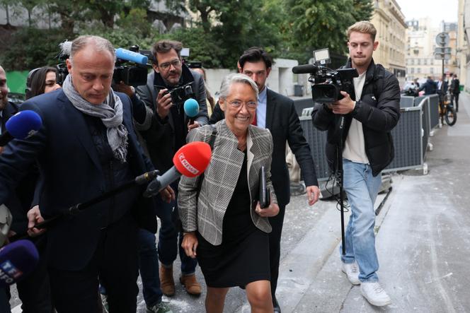 La ministre de l’éducation démissionnaire Elisabeth Borne arrive à une réunion au siège du parti Renaissance, à Paris, le 6 octobre 2025.