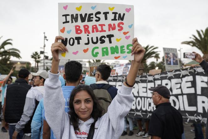 Une manifestante brandit une pancarte sur laquelle est écrit « Investissez dans les cerveaux, pas que dans les matchs », lors d’une manifestation organisée par le mouvement GenZ 212, à Casablanca, le 6 octobre 2025.