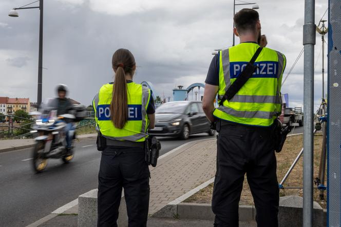 Des policiers allemands à la frontière avec la Pologne, à Francfort (Allemagne), le 7 juillet 2025.