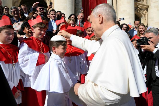 Le pape Léon XIV pose sa calotte sur la tête d’un élève de l’Académie Notre-Dame du Mont-Carmel, à Chicago, place Saint-Pierre au Vatican, le 8 octobre 2025.