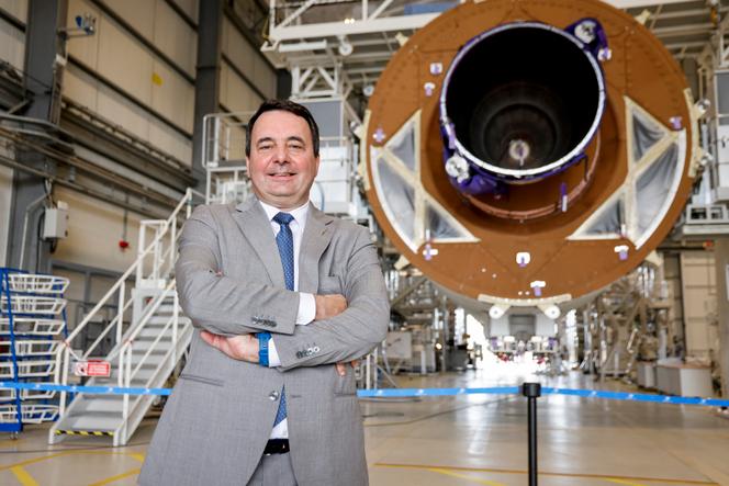 Le président exécutif d’ArianeGroup, Martin Sion, devant le moteur Vulcain 2.1 du lanceur européen Ariane 6, à Kourou, en Guyane française, le 26 mars 2024.