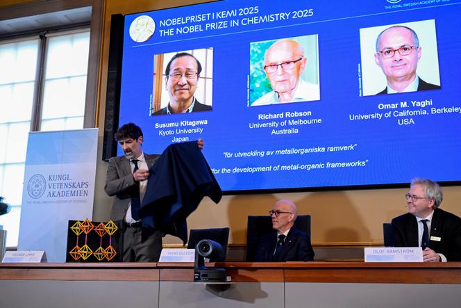 Le président du comité Nobel de chimie, Heiner Linke, fait une démonstration lors de l’annonce des lauréats du prix Nobel de chimie 2025, décerné à Susumu Kitagawa, Richard Robson et Omar Yaghi, à Stockholm, le 8 octobre 2025.