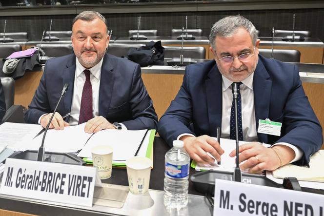 Gérald-Brice Viret et Serge Nedjar lors de leur audition par la commission d’enquête parlementaire sur les modalités d’octroi des autorisations des services de télévision nationale, à l’Assemblée nationale, à Paris, le 29 février 2024.