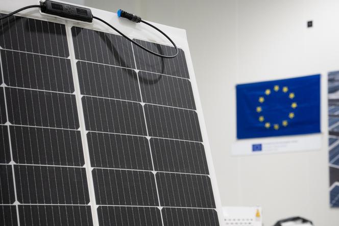 Un panneau photovoltaïque léger, conçu par la start-up Heliup, au Cheylas (Isère), le 24 septembre 2025.