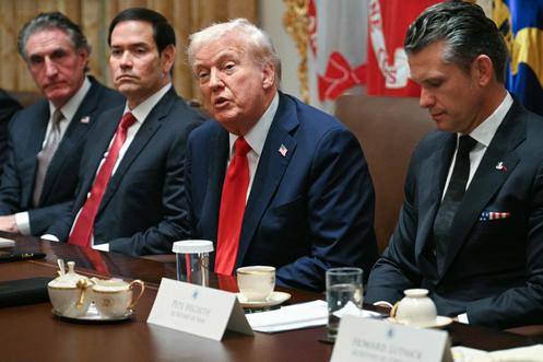 Le président américain, Donald Trump, s’adresse aux médias, lors d’une réunion à la Maison Blanche, à Washington, le 9 octobre 2025.