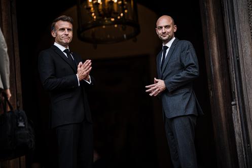 Le président de la République, Emmanuel Macron (à gauche), est accueilli par le ministre des affaires étrangères démissionaire, Jean-Noël Barrot, au Quai d’Orsay, le 9 octobre 2025.