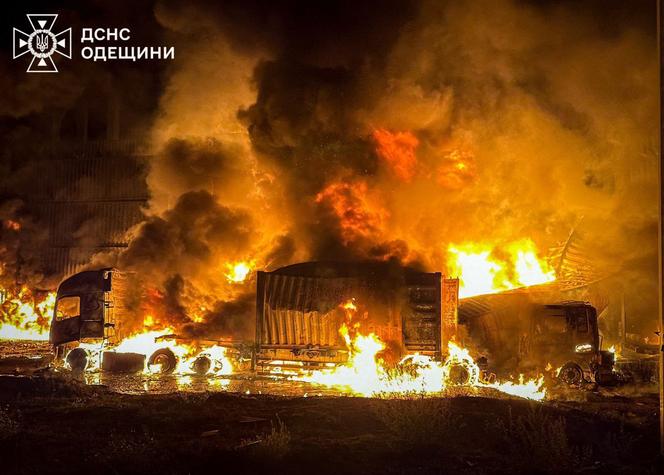 Cette photo prise et diffusée par les services d’urgence ukrainiens, le 9 octobre 2025, montre un incendie sur le site d’une attaque de drone dans la région d’Odessa.
