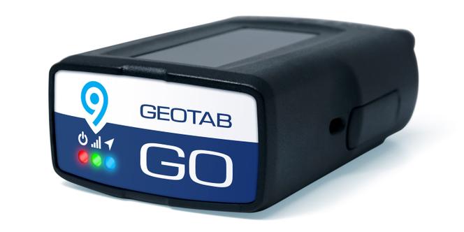 Le boîtier GO de Geotab permet entre autres, un suivi du véhicule, de détecter les collisions et d’accompagner le chauffeur en cabine.