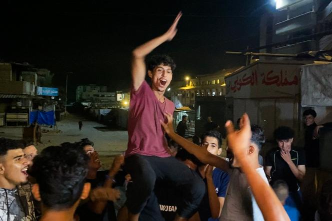 Célébrations à Khan Younès, dans le sud de la bande de Gaza, après l’annonce du cessez-le-feu entre Israël et le Hamas, le 9 octobre 2025.