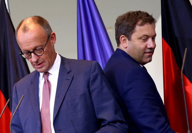 Le chancelier allemand Friedrich Merz et son ministre des finances, Lars Klingbeil, à l’issue d’une réunion des principaux constructeurs automobiles à la chancellerie de Berlin, le 9 octobre 2025. 