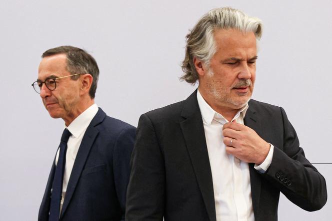 Le ministre de l’intérieur, Bruno Retailleau (à gauche), et le président de la Ligue de football professionnel, Vincent Labrune, à Paris, le 25 juin 2025.