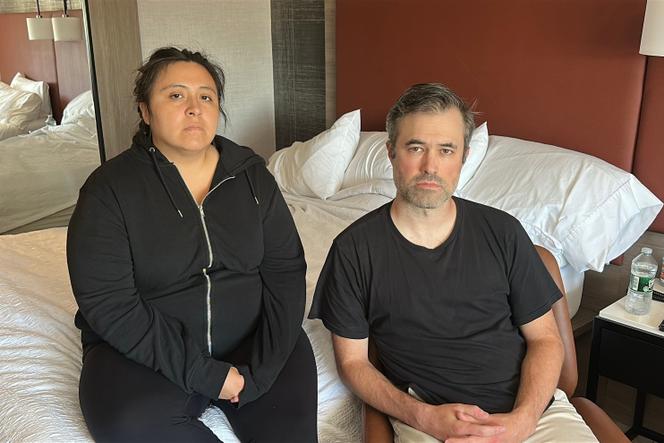 Mark Bray et sa femme Yesenia Barragan, dans leur hôtel à Newark (New Jersey), le 9 octobre 2025.