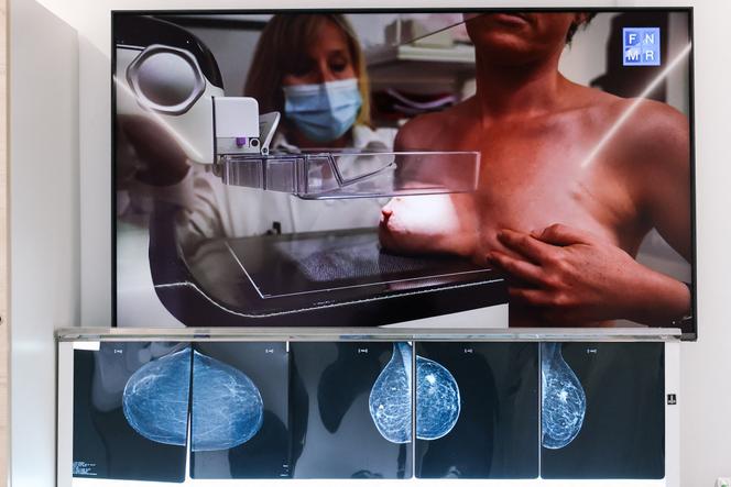 Ecran diffusant une vidéo sur les mammographies (en haut) et les dépistages du cancer du sein (en bas) dans un « bus du sein » de sensibilisation au cancer et dépistage du sein, à Strasbourg, le 9 octobre 2024.
