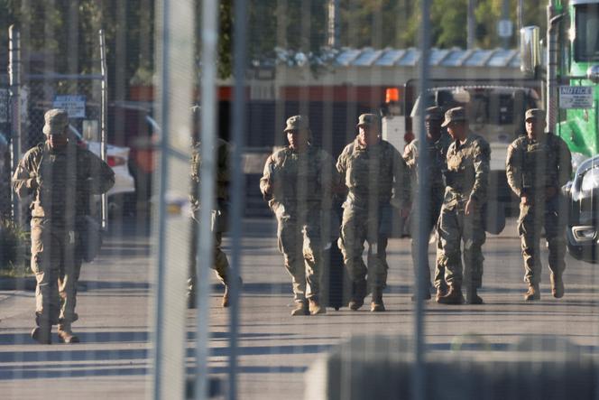 Des gardes nationaux se déploient dans un centre de la police de l’immigration à Chicago (Illinois), le 9 octobre 2025.