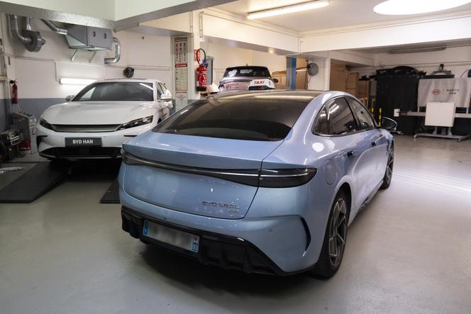 Un véhicule électrique de la marque chinoise BYD dans l’atelier d’un showroom BYD à Paris, le 14 juin 2024.