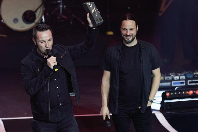 Les membres du groupe Gojira, Jean-Michel Labadie, à gauche, et Christian Andreu lors de la cérémonie des Foudres au Bataclan à Paris, le 9 octobre 2025.