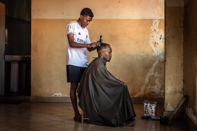 Un étudiant propose ses services de coiffeur dans la cité universitaire d’Ankatso, à Antananarivo, le 8 octobre 2025.