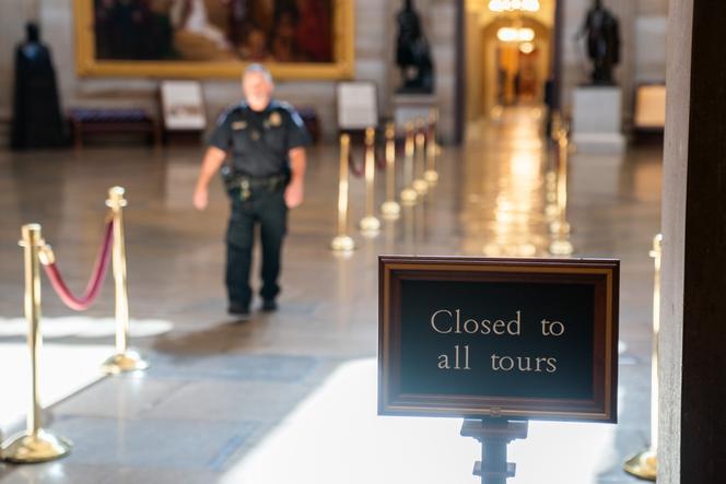 Un panneau indiquant « Fermé à toutes les visites », dans la rotonde du Capitole à Washington, le neuvième jour du shutdown, le 9 octobre 2025.