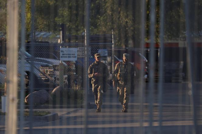 Des membres de la garde nationale dans un centre de la police de l’immigration à Broadview, à Chicago (Illinois) le 9 octobre 2025.