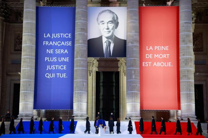 Le cénotaphe de l’ancien ministre de la justice Robert Badinter, recouvert du drapeau tricolore, devant le Panthéon, à Paris, le 9 octobre 2025.