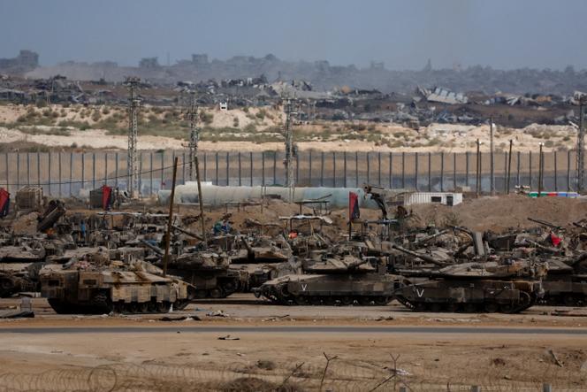 Des chars israéliens stationnés du côté israélien de la frontière avec Gaza, le 9 octobre 2025, après l’annonce d’un accord entre Israël et le Hamas. 