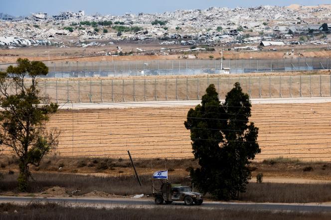 Un véhicule militaire du côté israélien de la frontière avec la bande de Gaza, le 9 octobre 2025, après que Donald Trump a annoncé que l’Etat hébreu et le Hamas s’étaient mis d’accord sur la première phase d’un cessez-le-feu. 