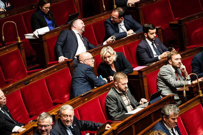 Le président du groupe UDR, Eric Ciotti, discute avec la présidente du groupe RN, Marine Le Pen, à l’Assemblée nationale, à Paris, le 4 décembre 2024.
