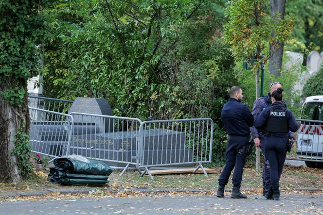 Policiers à proximité de la tombe de Robert Badinter, au cimetière de Bagneux (Hauts-de-Seine), le 9 octobre 2025.