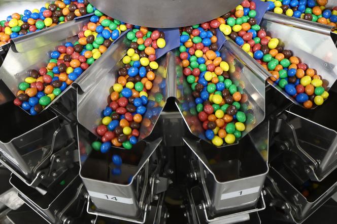 Sur la ligne de production de bonbons au chocolat M&M’s, à l’usine Mars Wrigley de Haguenau (Bas-Rhin), le 19 septembre 2024.