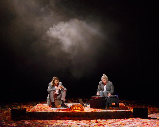 Adèle Haenel et Carol Geryl dans « Voir clair avec Monique Wittig », mis en scène par Adèle Haenel, aux Bouffes du Nord, à Paris, le 8 octobre 2025.