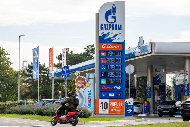 Devant une station-service Gazprom, exploitée par NIS, la compagnie nationale pétrolière de la Serbie, à Belgrade, le 9 octobre 2025.