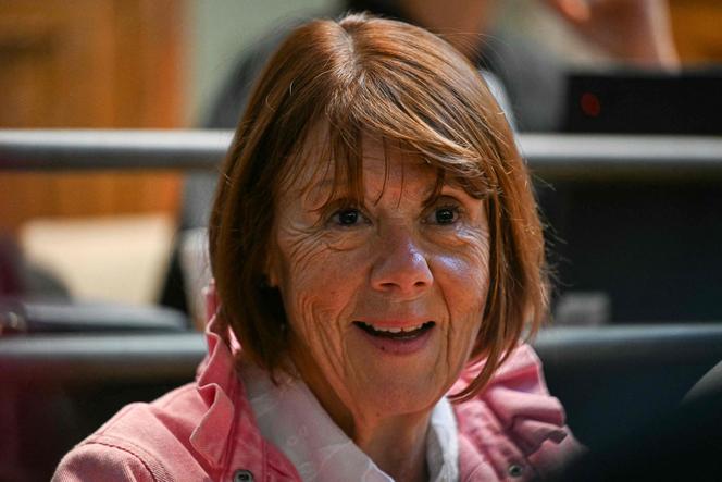 Gisèle Pelicot arrive au tribunal après une pause dans le procès en appel de l’affaire Mazan au tribunal de Nîmes, dans le sud de la France, le 9 octobre 2025.