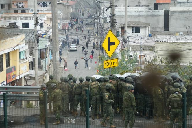 Des soldats lors d’une manifestation contre la hausse du prix du diesel à Calderon (Equateur), le 9 octobre 2025.