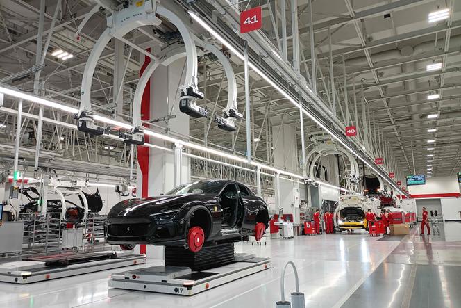 Ligne de production Ferrari à Maranello (Italie), le 9 octobre 2025.
