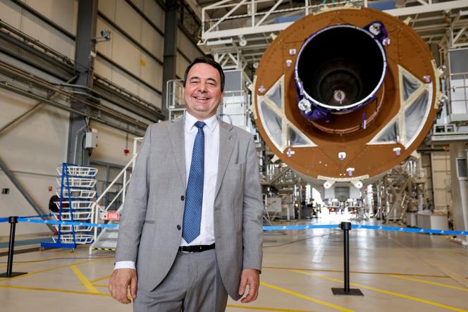 Le président exécutif d’ArianeGroup, Martin Sion, devant le moteur Vulcain 2.1 du lanceur européen Ariane-6, à Kourou, en Guyane, le 26 mars 2024.