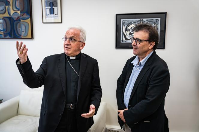 L’ambassadeur du Vatican à Paris, Mgr Celestino Migliore, et le romancier Javier Cercas, à l’Institut Cervantes, à Paris, le 8 septembre 2025.