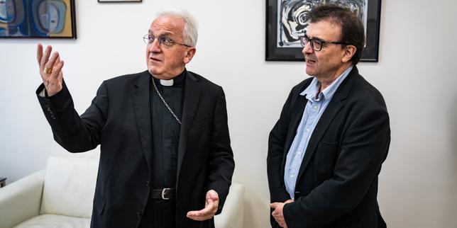 « Je suis jaloux des gens qui ont la foi chevillée au corps » : Javier Cercas, romancier anticlérical, échange avec Celestino Migliore, ambassadeur du Vatican à Paris