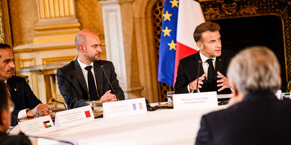 Le président de la République, Emmanuel Macron (à droite), s’entretient avec une dizaine de responsables de pays arabes et européens, au Quai d’Orsay, à Paris, le 9 octobre 2025. - JULIEN MUGUET / JULIEN MUGUET POUR « LE MONDE »