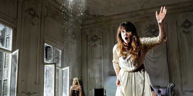 Au Théâtre du Châtelet, l’impitoyable lucidité de « Hamlet/Fantômes »