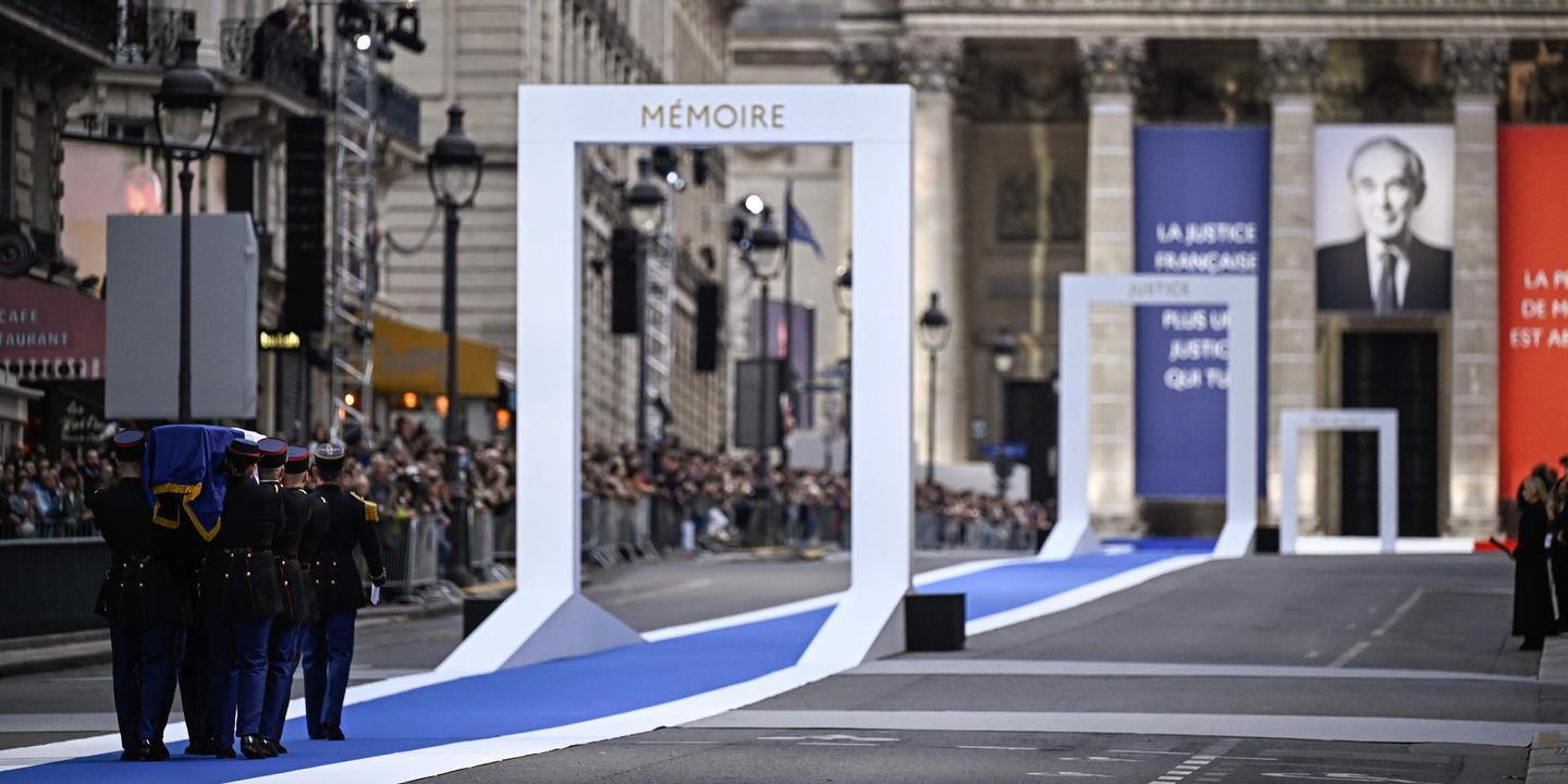 EN DIRECT, Robert Badinter au Panthéon : le cercueil remonte la rue Soufflot
