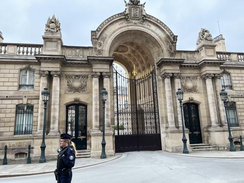 Devant l’Elysée, à Paris, le 10 octobre 2025.