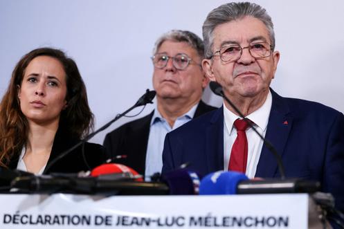 Jean-Luc Mélenchon, entouré des députés Clémence Guetté et Eric Coquerel, au siège de LFI, à Paris, le 10 octobre 2025.