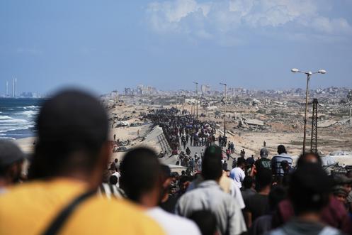 Des Palestiniens marchent le long de la route côtière de la bande de Gaza, en direction du nord, le 10 octobre 2025.