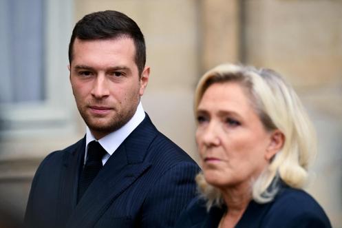 Jordan Bardella, président du Rassemblement national (RN), et Marine Le Pen, présidente du groupe parlementaire du RN, à l’hôtel de Matignon, le 2 septembre 2025.