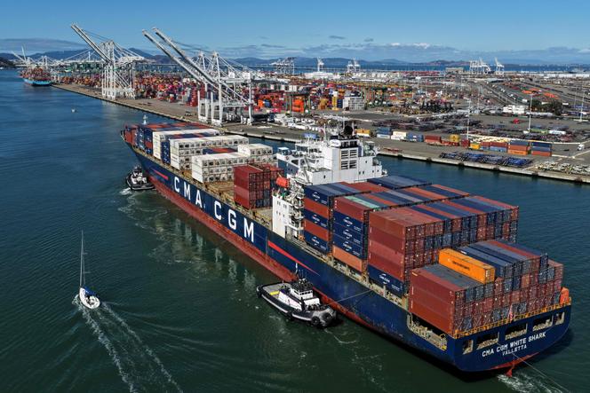 Un porte-conteneurs entre dans le port d’Oakland (Californie), le 10 octobre 2025.